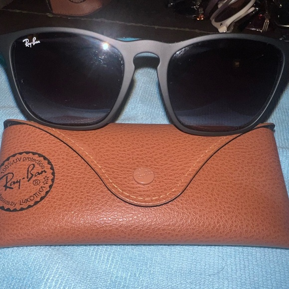 Ray-Ban Classic Black Sunglasses with Tan Case - Picture 1 of 4